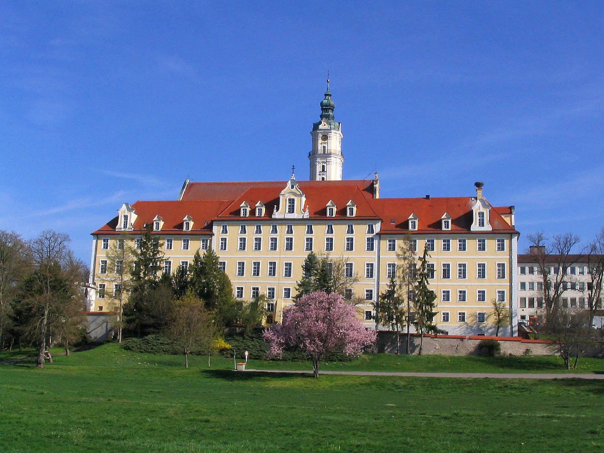 Aparthotel Donaustern Асбах-Бойменхайм Экстерьер фото